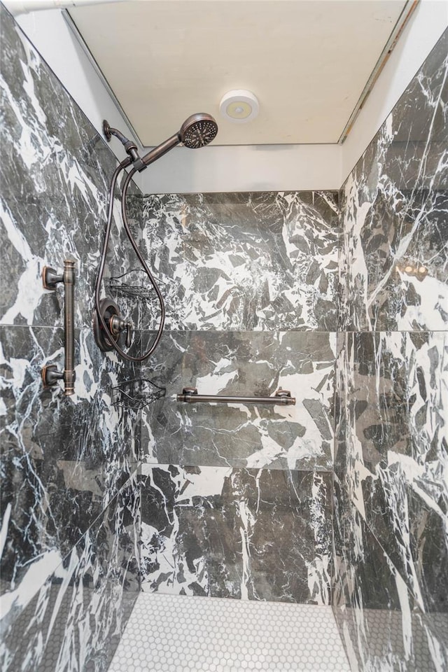 bathroom featuring a tile shower