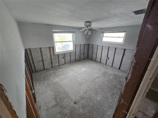 empty room featuring ceiling fan