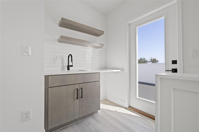 307 15th St N, Saint Petersburg, FL 33705 - bar with light wood-style floors, a sink, and decorative backsplash