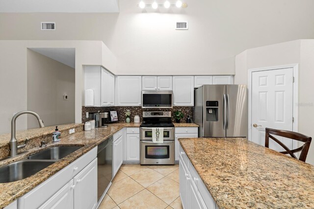 2015 Golf Manor Blvd, Valrico, FL 33596 - kitchen featuring tasteful backsplash, visible vents, appliances with stainless steel finishes, and a sink
