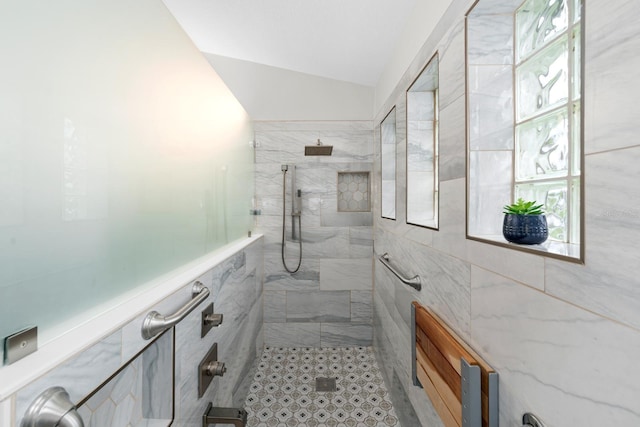 2015 Golf Manor Blvd, Valrico, FL 33596 - full bathroom with a wealth of natural light, vaulted ceiling, and a tile shower
