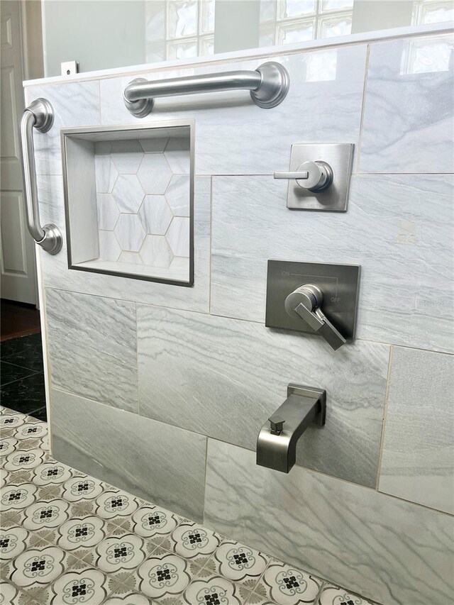 2015 Golf Manor Blvd, Valrico, FL 33596 - bathroom featuring a tile shower