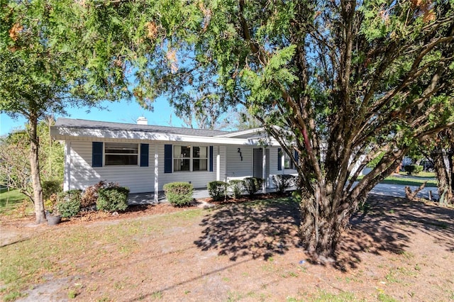 single story home with a front yard