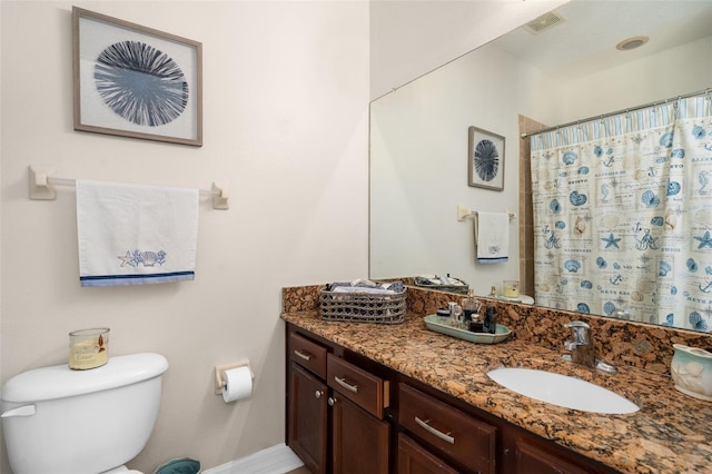 full bath featuring toilet, visible vents, a shower with shower curtain, and vanity