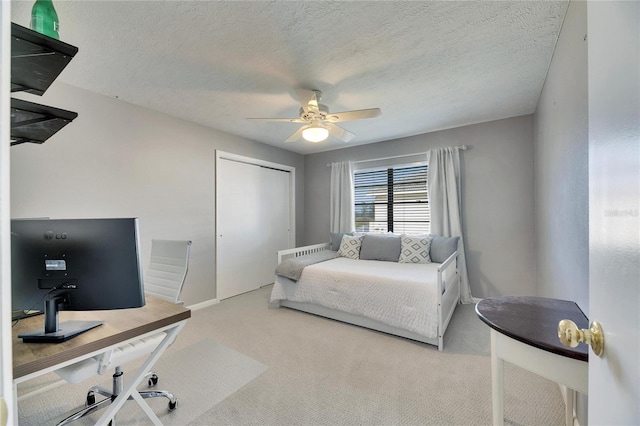 811 Eagle Ln, Apollo Beach, FL 33572 - carpeted bedroom with a closet, a ceiling fan, a desk, and a textured ceiling