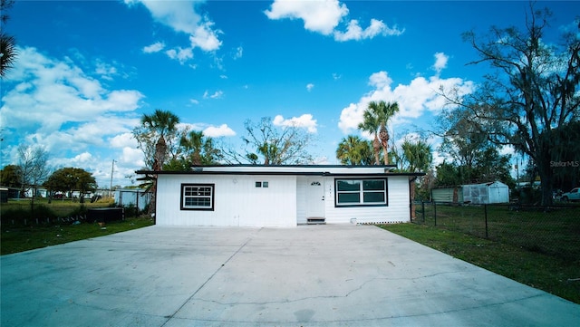 view of front facade with a front yard and fence