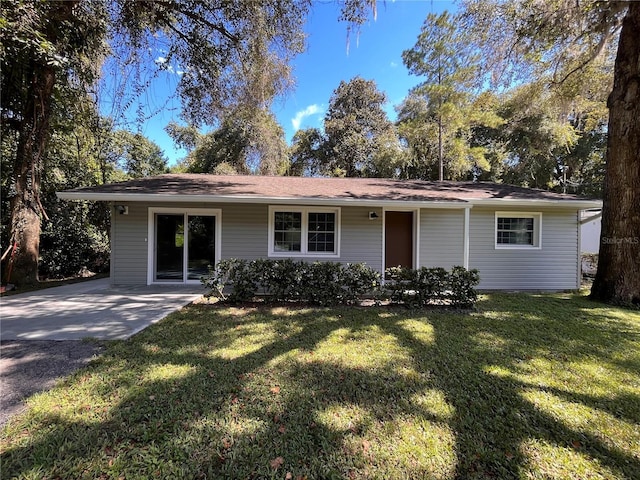 single story home with a front lawn