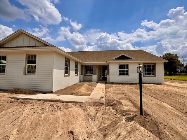 single story home with a shingled roof