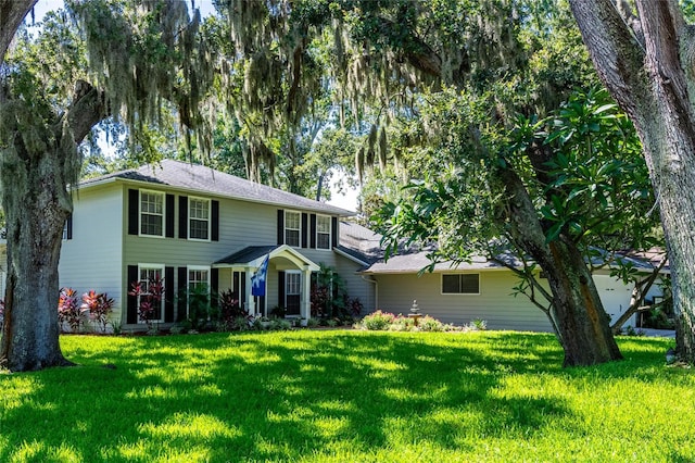 colonial house featuring a front yard