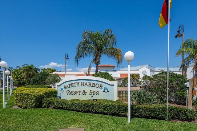 community sign featuring a lawn