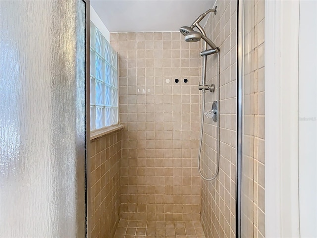 bathroom featuring a tile shower