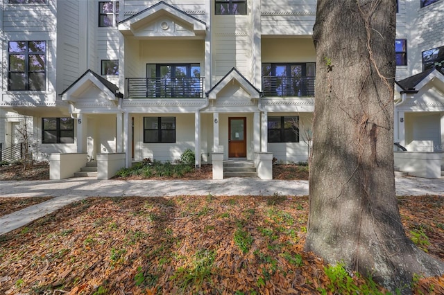 view of front of home featuring a balcony