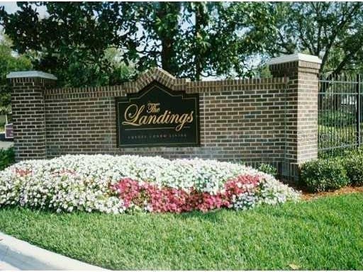 community / neighborhood sign featuring a lawn