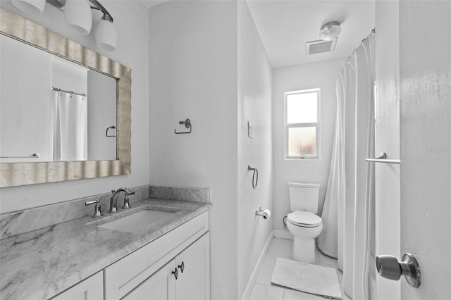 full bath with toilet, visible vents, vanity, baseboards, and a shower with curtain