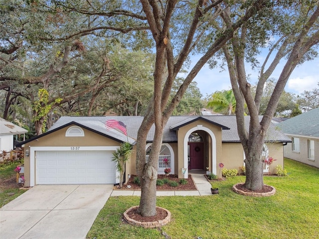 ranch-style home featuring a front lawn and a garage