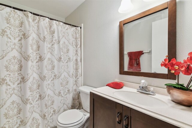 2301 Grenoble Pl Unit 1, Sun City Center, FL 33573 - full bath featuring toilet, curtained shower, and vanity
