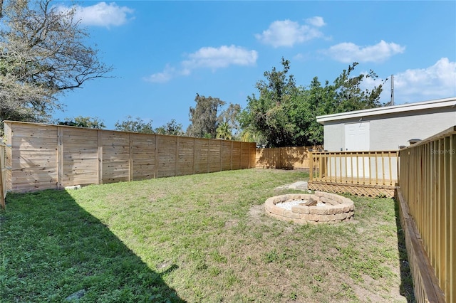 view of yard featuring a fire pit