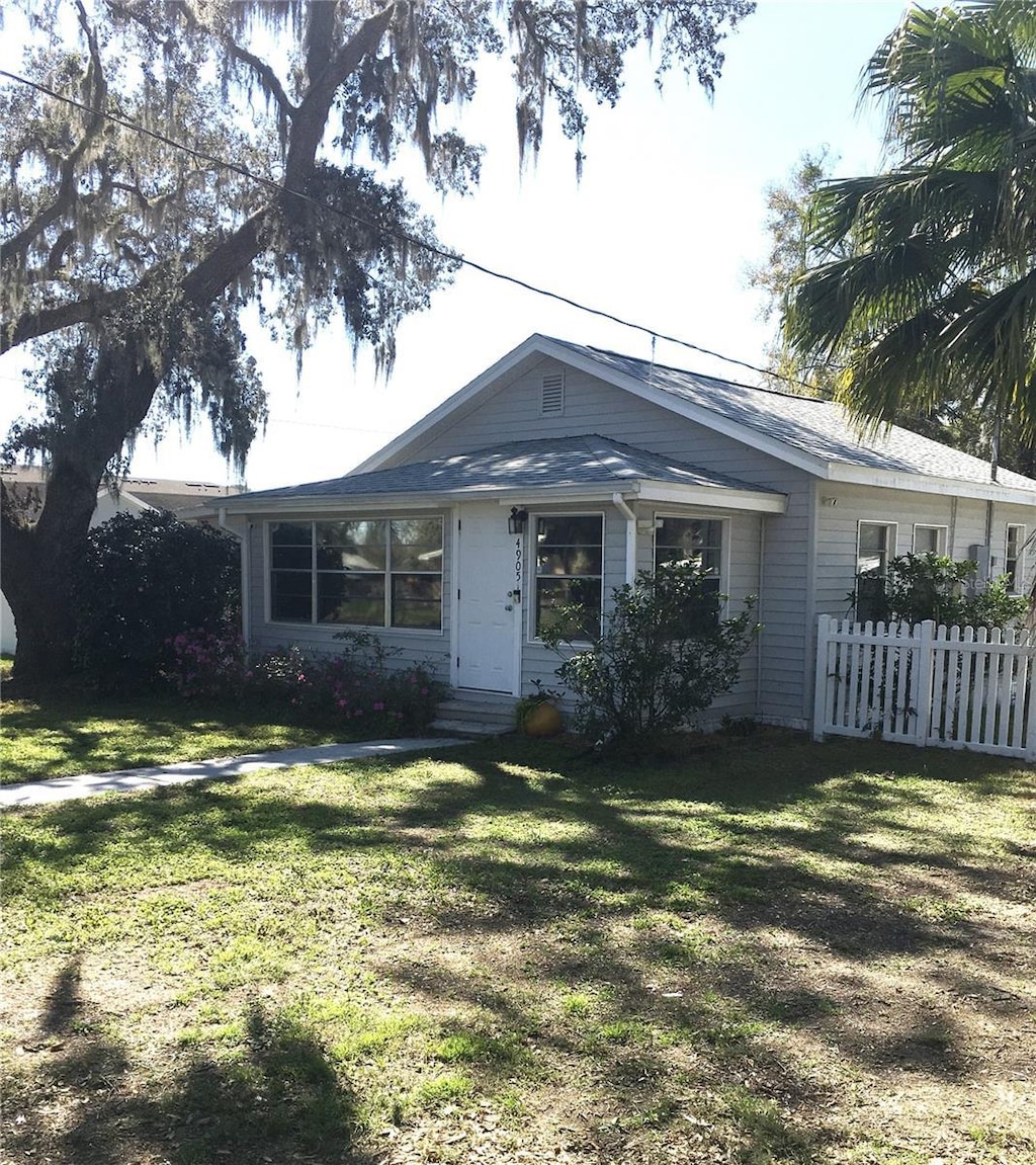 view of front of home featuring a front yard and fence