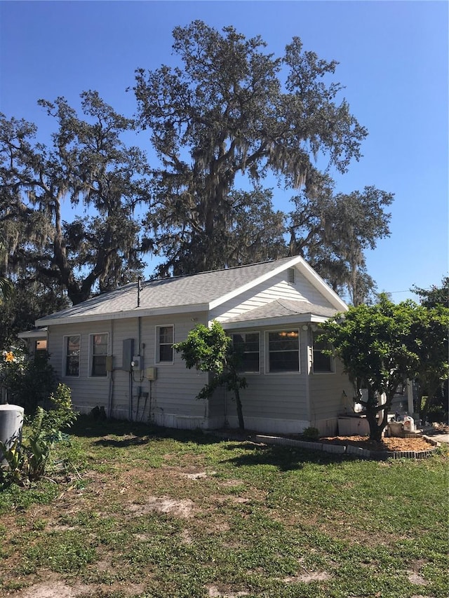 view of front of home with a front lawn