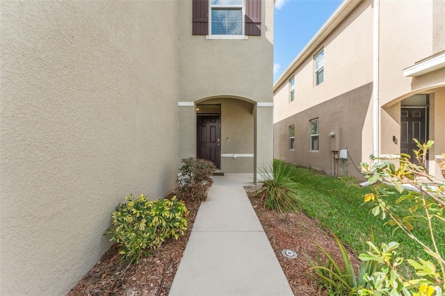 view of exterior entry featuring stucco siding