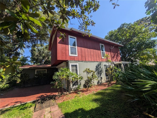 view of side of property featuring a yard