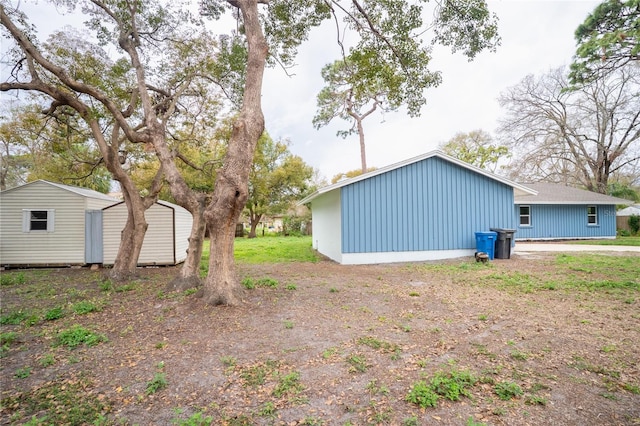 view of yard with an outdoor structure