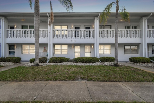 view of front facade featuring stucco siding