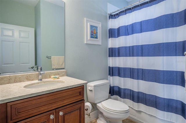 full bathroom featuring toilet, a shower with shower curtain, and vanity