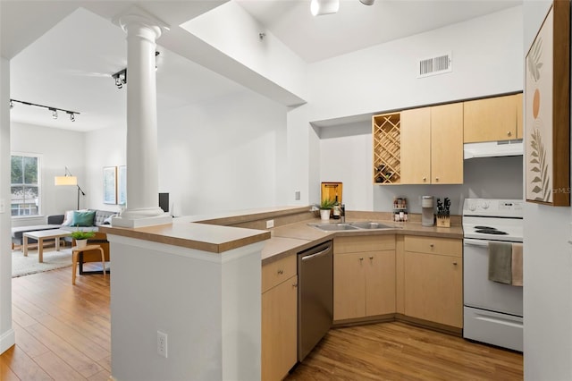 kitchen with visible vents, electric stove, a peninsula, under cabinet range hood, and stainless steel dishwasher