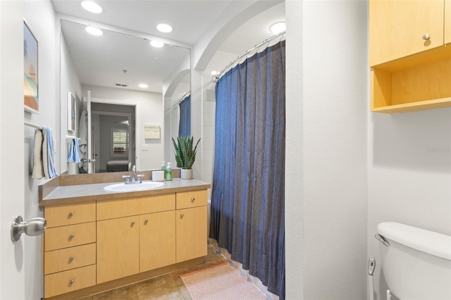 full bath featuring toilet, a shower with curtain, tile patterned flooring, vanity, and recessed lighting