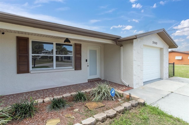 view of front facade featuring a garage and stucco siding