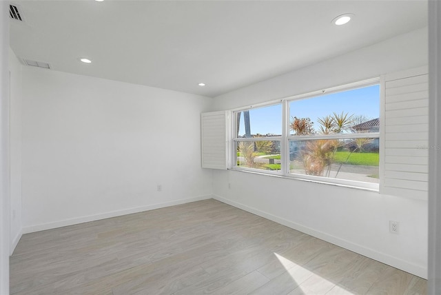 1984 Kansas Ave NE, Saint Petersburg, FL 33703 - empty room featuring light wood-style flooring, visible vents, baseboards, and recessed lighting