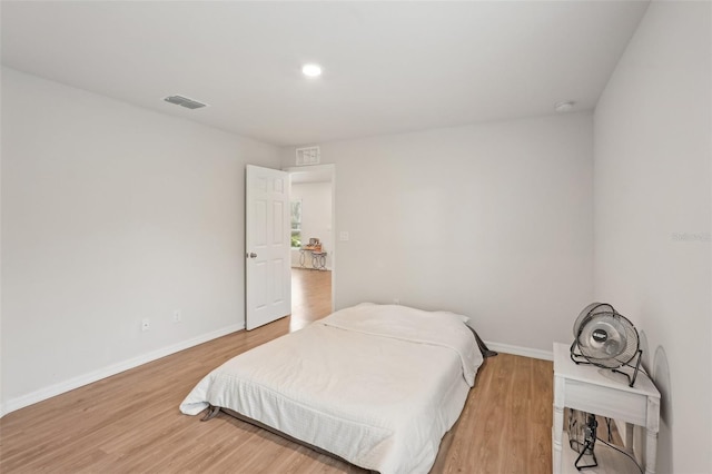 bedroom with light wood-style flooring, visible vents, baseboards, and recessed lighting