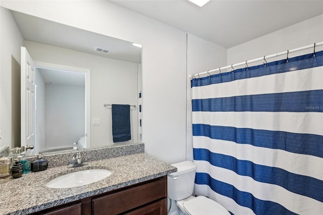 full bath with toilet, a shower with curtain, visible vents, and vanity