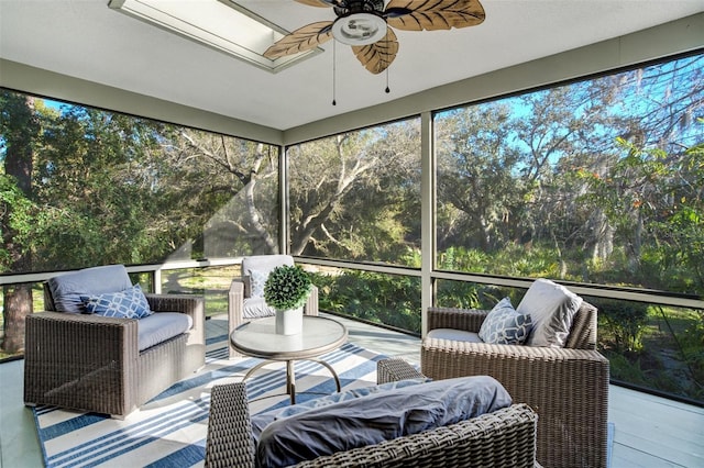 sunroom with ceiling fan