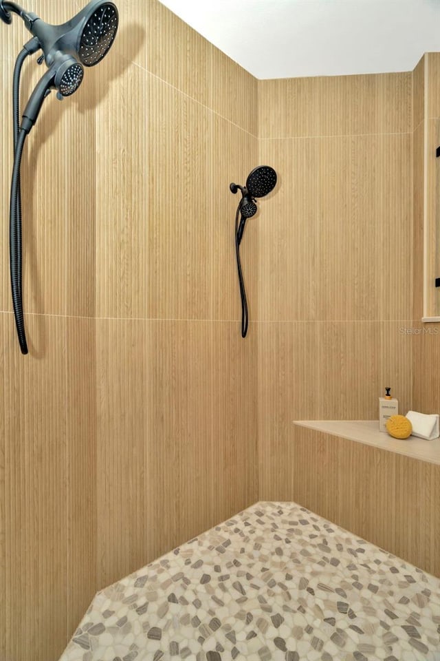 bathroom featuring tiled shower