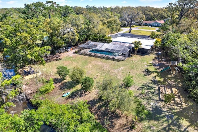 birds eye view of property featuring a forest view