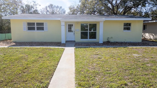 single story home with a front lawn