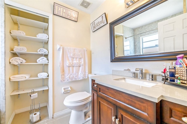 full bath with toilet, vanity, visible vents, baseboards, and a shower