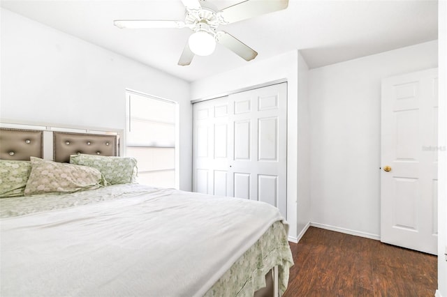 bedroom with dark wood-style floors, a ceiling fan, baseboards, and a closet