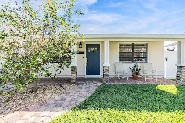 view of front of home featuring a porch and a front yard