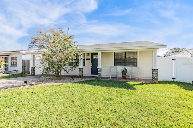 view of front facade with a front yard and driveway