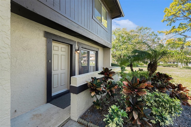 entrance to property with stucco siding