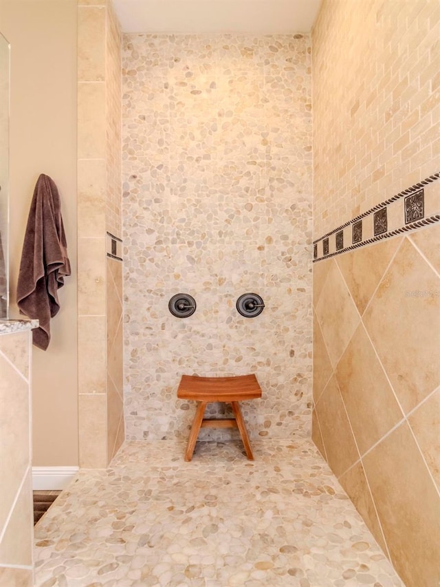 full bathroom featuring a tile shower