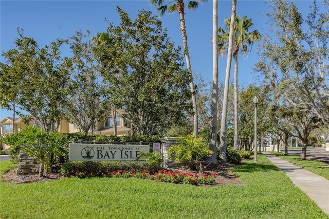 community sign featuring a yard