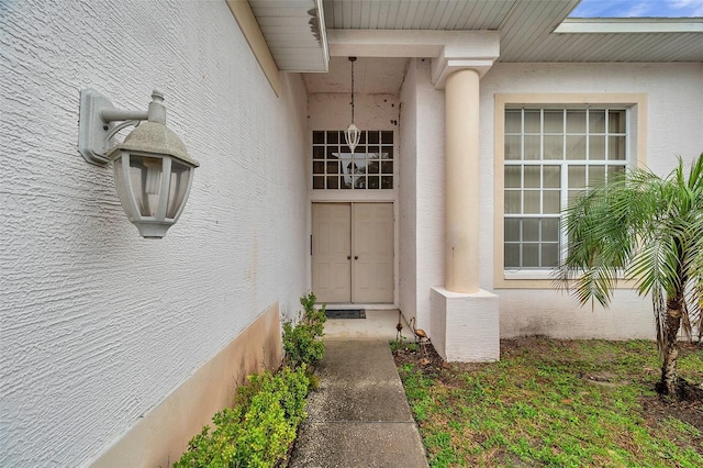 view of exterior entry featuring stucco siding