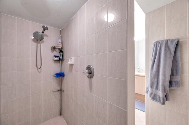 bathroom featuring a tile shower