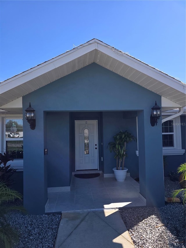 entrance to property with stucco siding