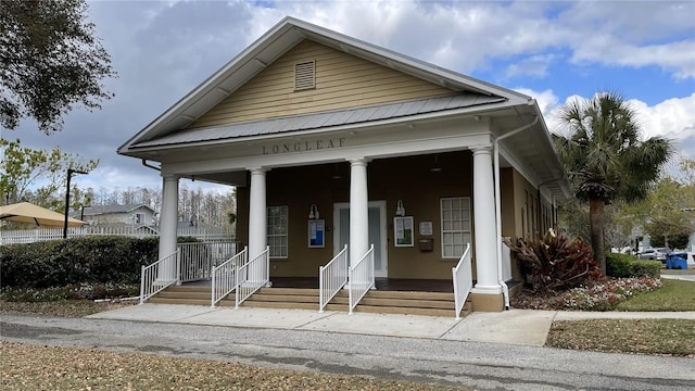 view of front of house featuring a porch