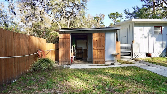 view of outdoor structure featuring an outbuilding and fence